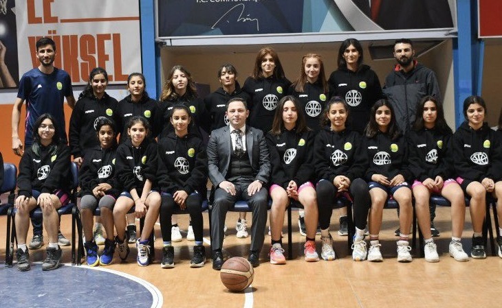 Şampiyon kızları tebrik etti;