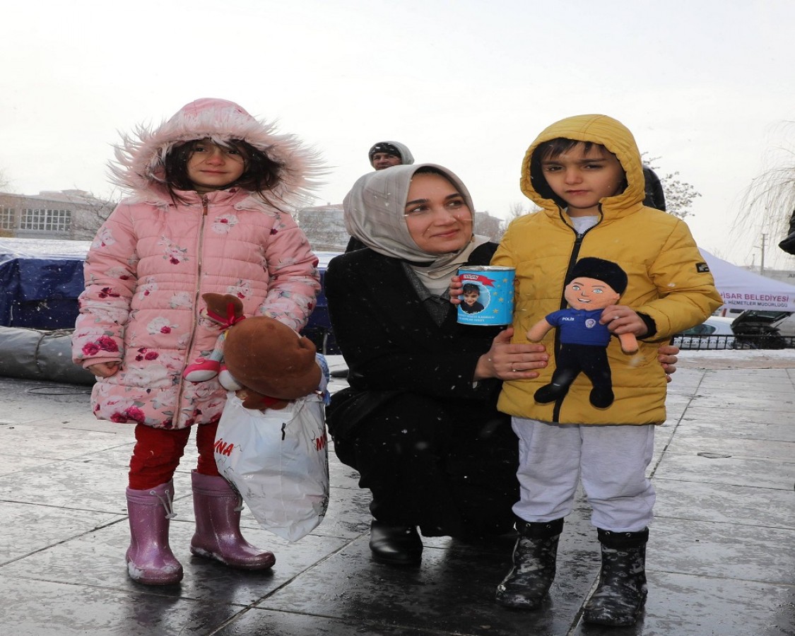 Depremzedeler için kumbarasını getirdi;