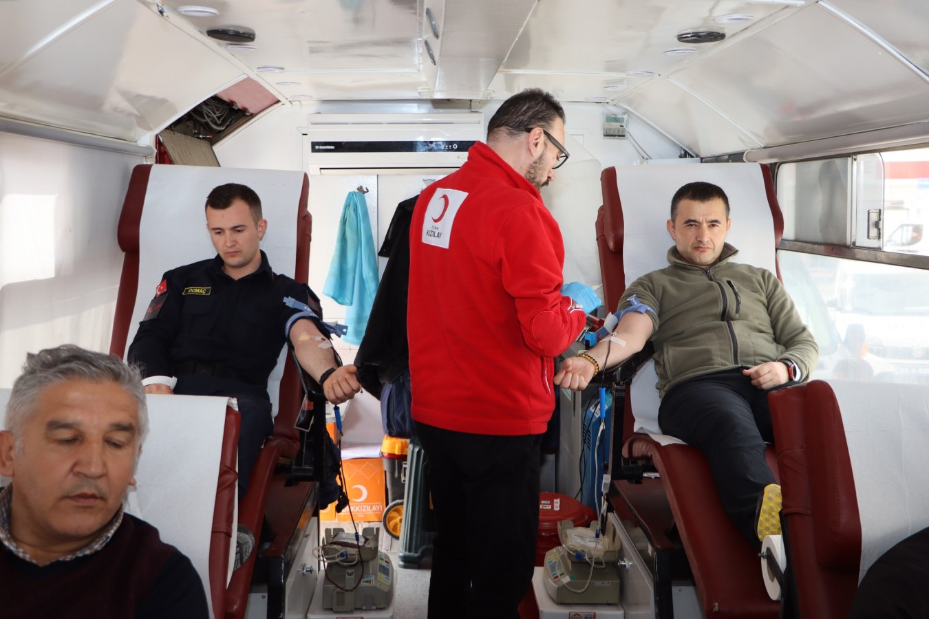 Depremzedeler için kan verdi;