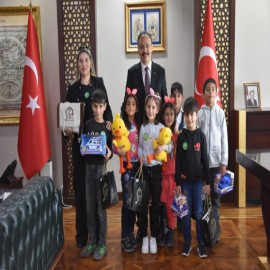 Fedakar Cennet öğretmen ve öğrencilerini tebrik etti