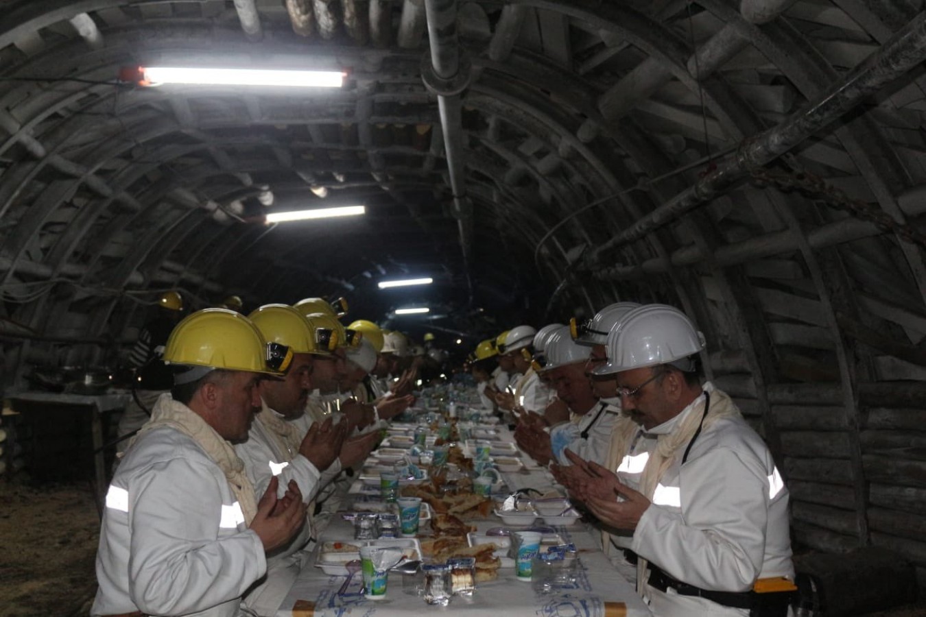 Bartın Valisi yerin 250 metre altında madencilerle iftar yaptı;