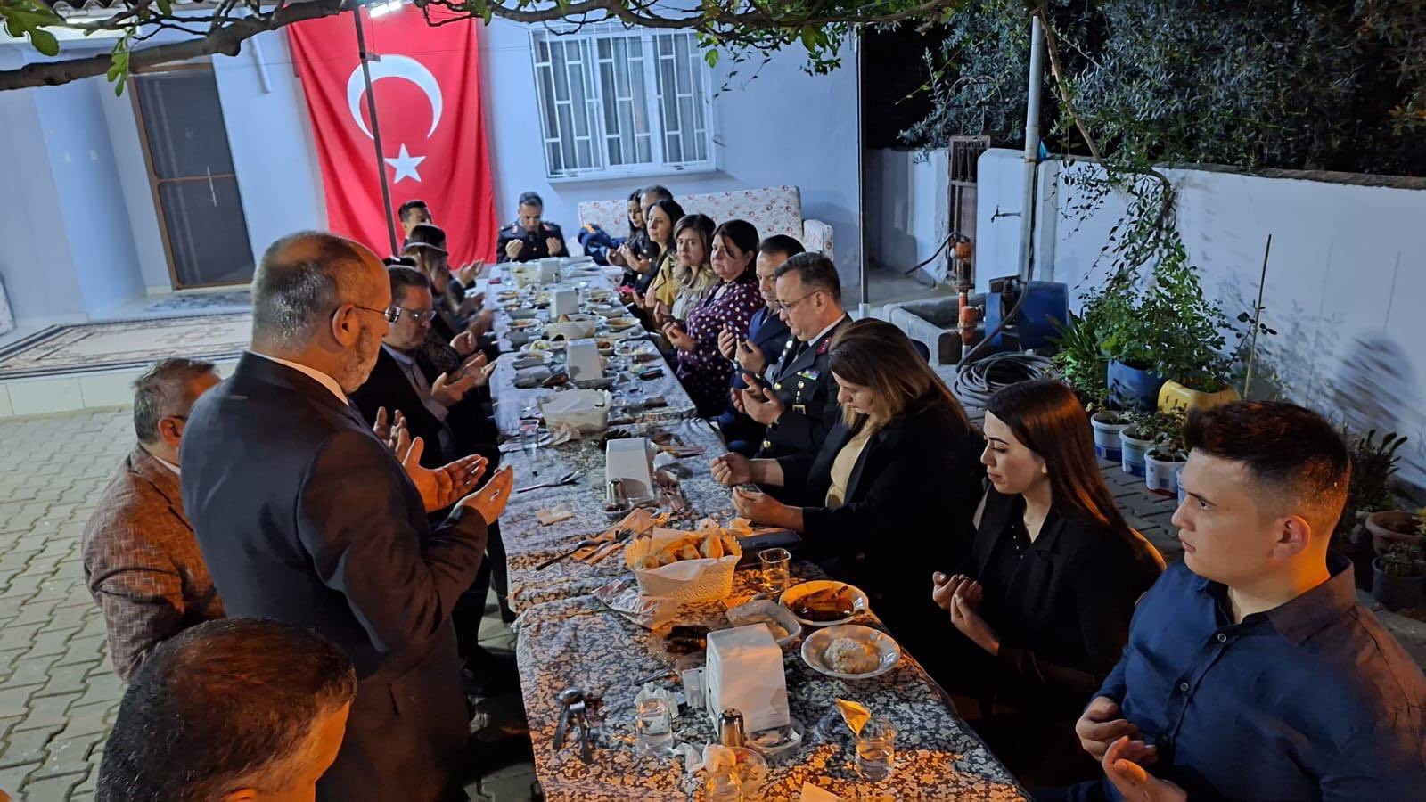 Şehit ailesinin iftar sofrasına misafir oldu