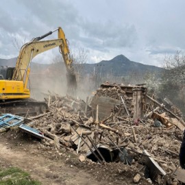 Burdur'da tehlikeli yapılar bir bir yıkılıyor