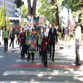Öğrencilerle yaya geçidinde yürüdü: Yayalar kırmızı çizgimiz
