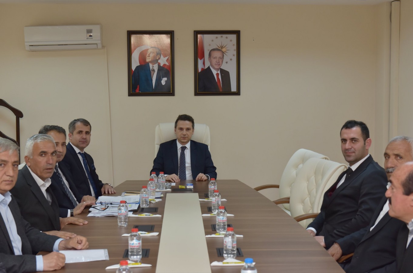 Hakkari’deki köy muhtarlarının taleplerini dinledi;