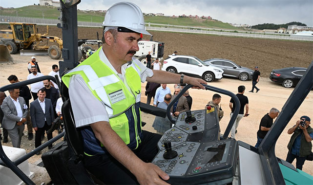 Vali Canalp, finişer makinesinin başına geçti: Batman'a nefes aldıracak yol için çalışmalar başladı!;