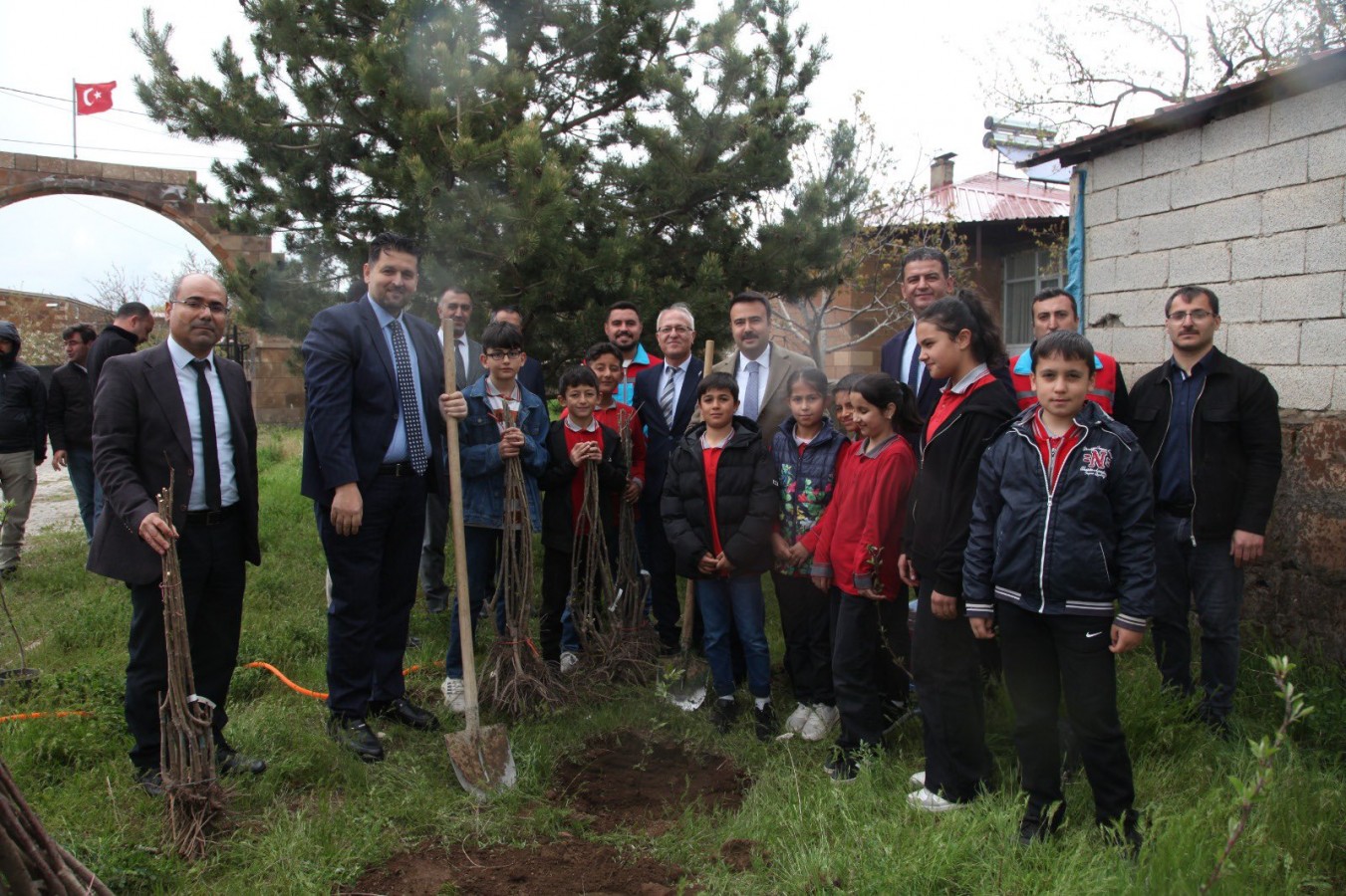 Ahlat’ta öğrencilere 2 bin meyve fidanı dağıtıldı;