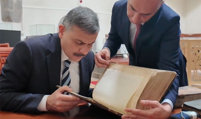 Vali Çiftçi, asırlık el yazmalarını inceledi;