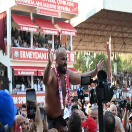 Vali, Kırkpınar’da başpehlivan olan Orhan Okulu'yu tebrik etti