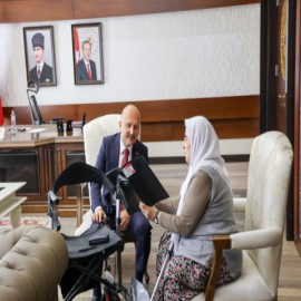 Vali Varol, gazi eşi Şerife Çelik'in taleplerini dinledi