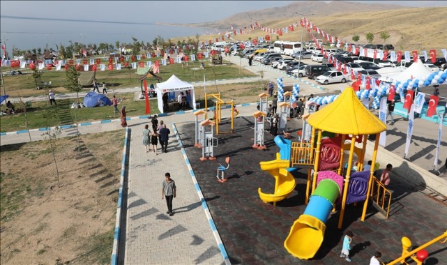 Van Gölü sahilinde kadınlar plajı açıldı