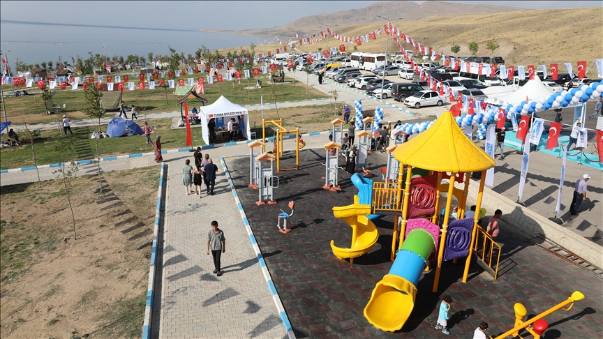 Van Gölü sahilinde kadınlar plajı açıldı