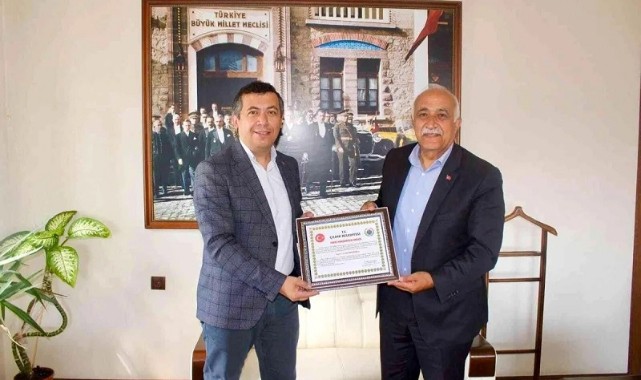 Kaymakam Bayram'a fahri hemşehrilik beratı
