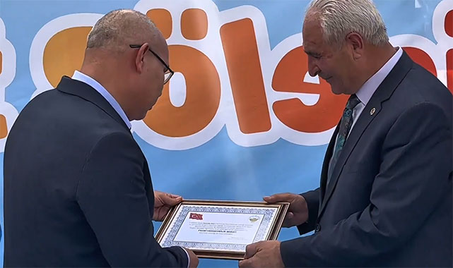 Sünnet şölenine katılan Vali Koç'a Fahri Hemşehrilik Beratı verildi;