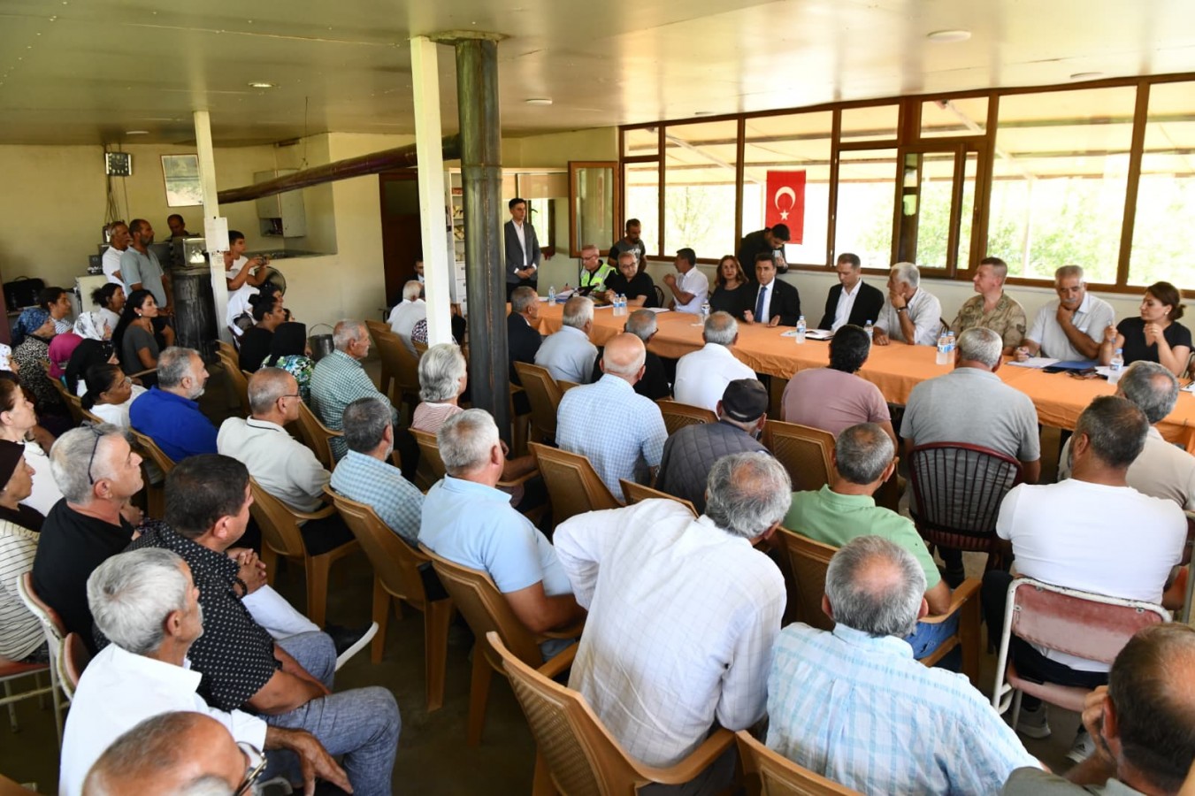 Vali Aygöl, köy kahvesinde köylünün derdini dinledi;