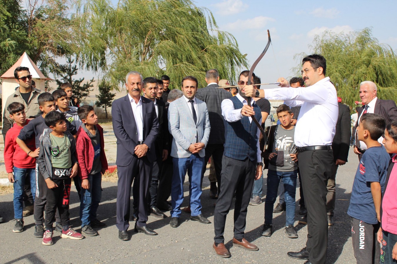 Yatılı öğrencilerin spor oyunlarına eşlik etti