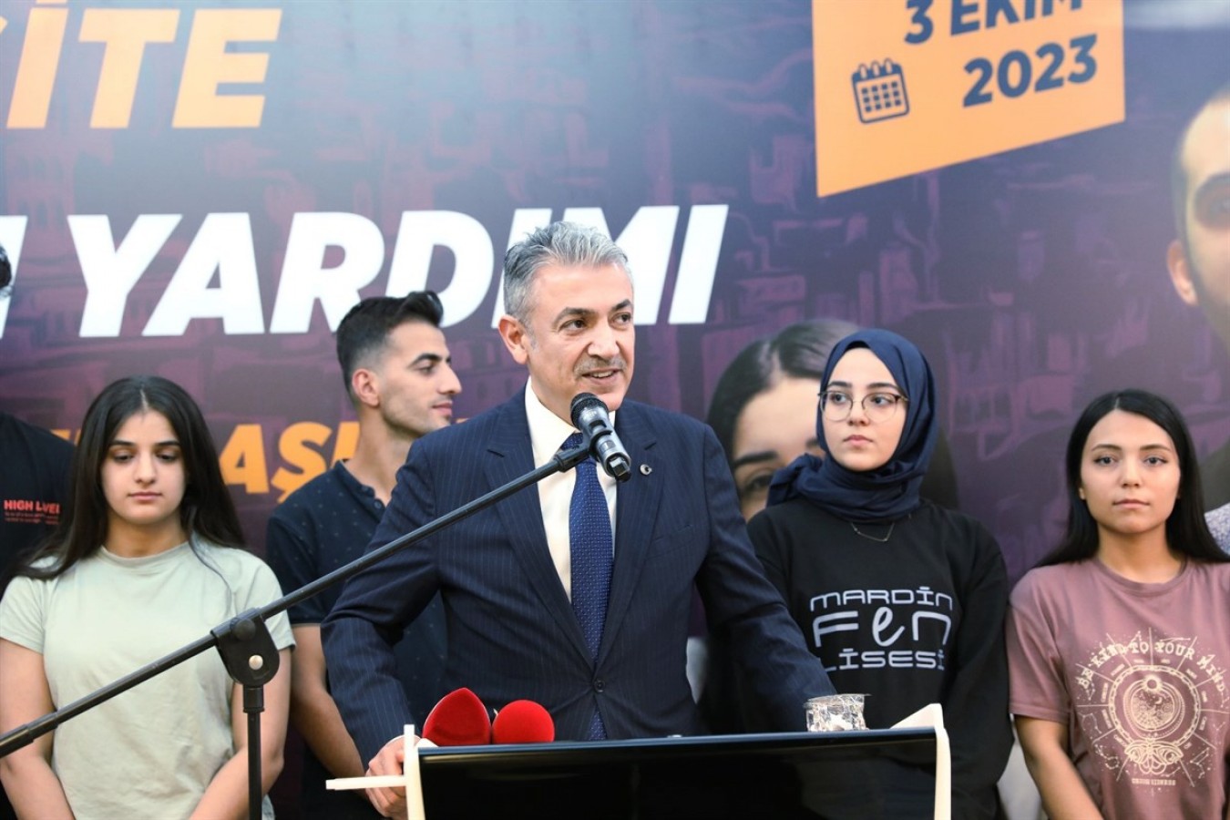 Üniversite öğrencilerinin yemek ücreti belediyeden;