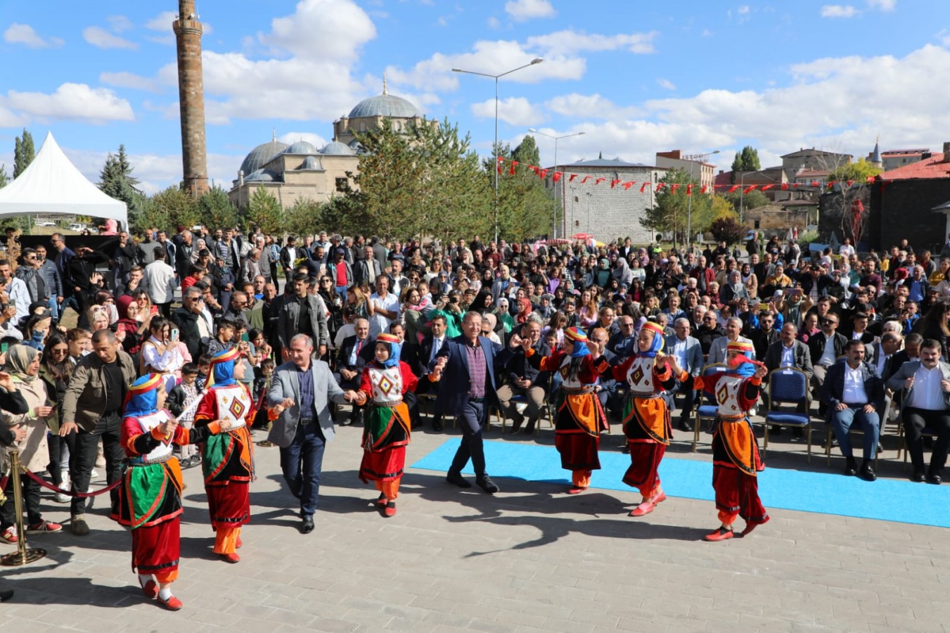 El sanatları festivaline halaylı açılış;