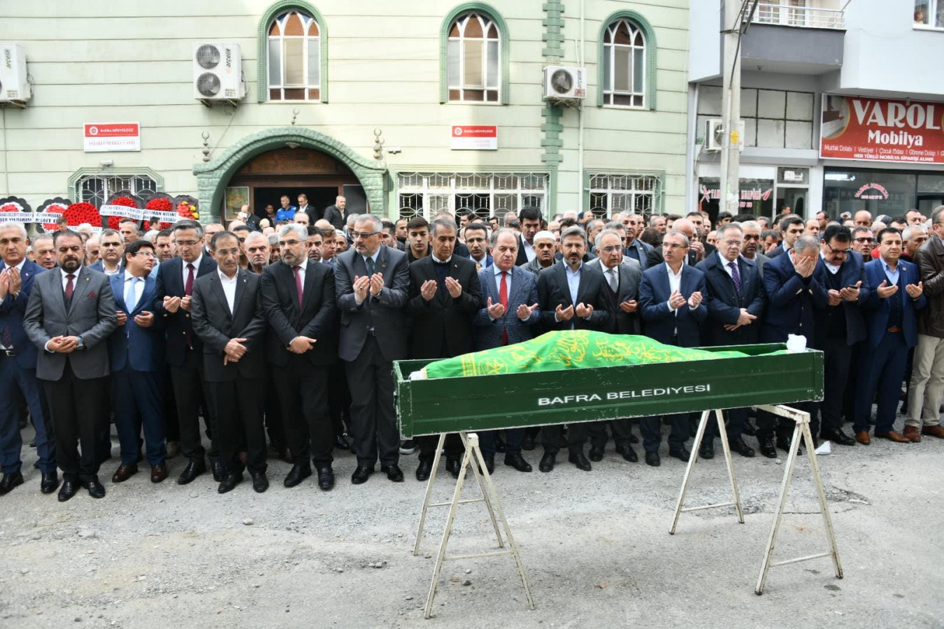 Vali Çuhadar, babasını son yolculuğuna uğurladı;