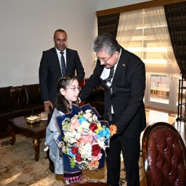 Vali Yılmaz, öğrencinin başkanlık vaadini yerine getirdi