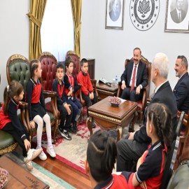 Meraklı öğrenciler, Vali Erin'i güldürdü