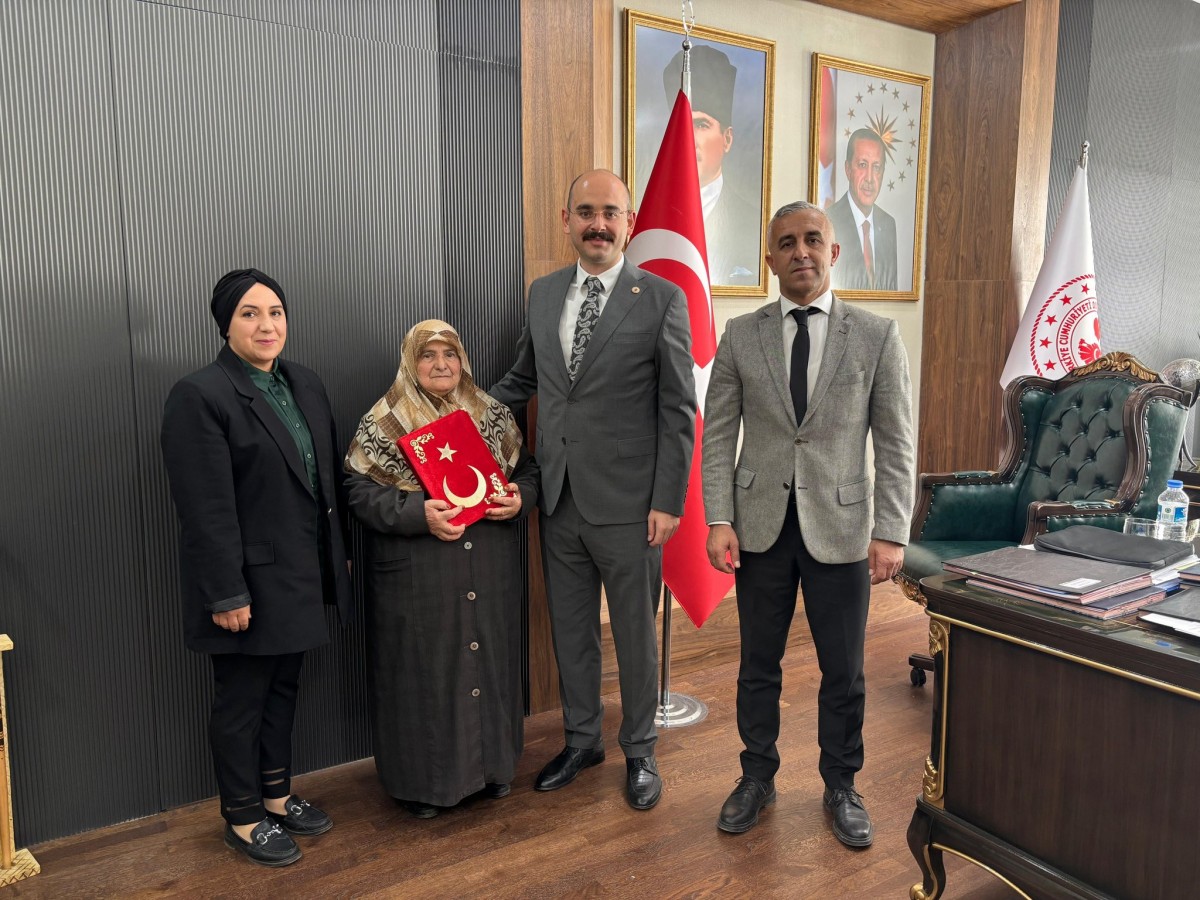 “Hiçbir şey için geç değil” dedi, 88 yaşında okuma yazmayı öğrendi "Emine teyzemizin gayreti ilham verici";