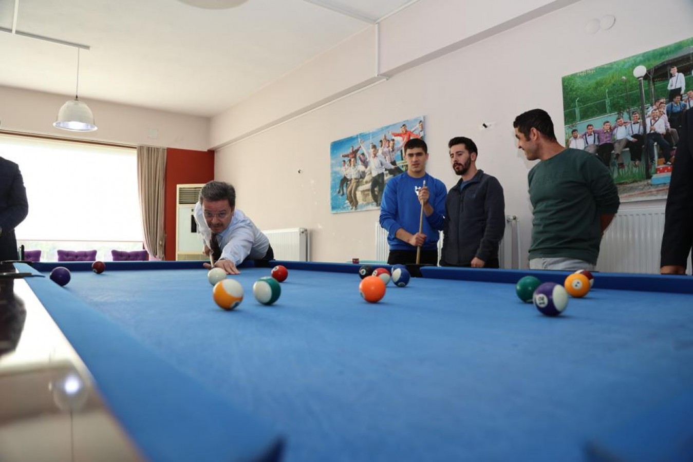 Engellilerle masa tenisi ve bilardo oynadı, mangal yaptı