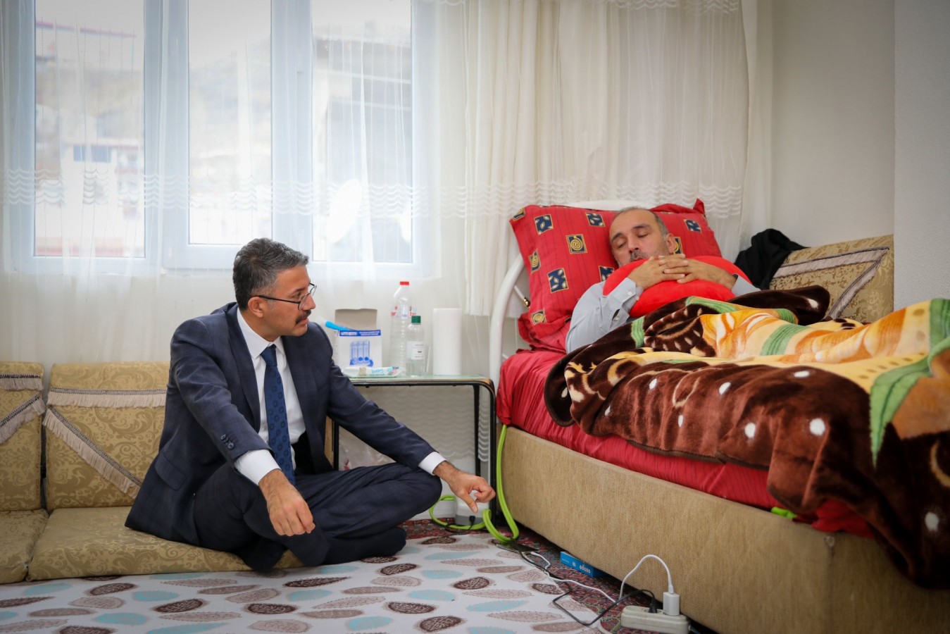 Göçük altında kalan madenciyle bir araya geldi;