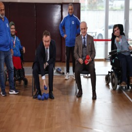 Özel sporcuların bocce heyecanına ortak oldu