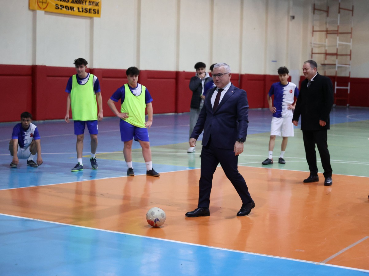 Öğrencilerle antrenman yaptı;
