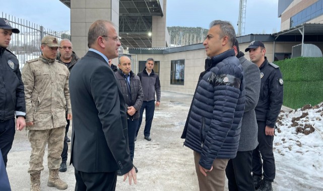 Gümrük kapısında inceleme yaptı