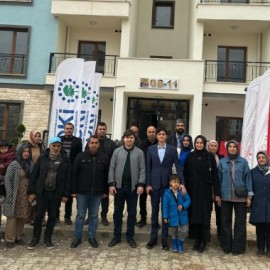 Depremzedelere afet konutlarını gezdirdi