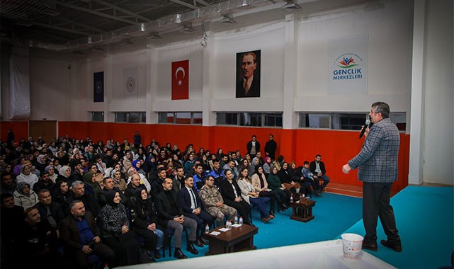 Hakkari'de kültür-sanat söyleşisi gerçekleşti: ''Sevgi her derde deva olan en güzel ilaç''