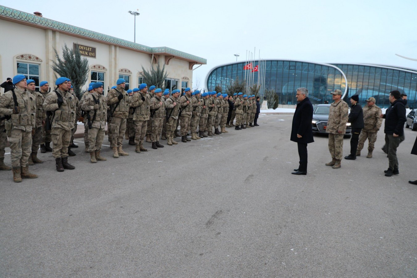 Komandoları deprem bölgesine uğurladı