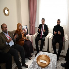 Depremde ailesini kaybeden ailenin acısını paylaştı
