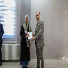 Üniversiteli gençlere tablet ve kitap hediye etti