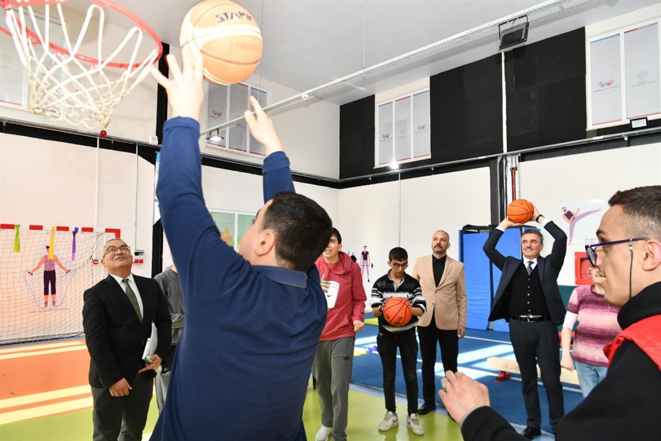 Özel yüreklerle mantı açtı, basketbol oynadı