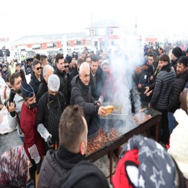 Vali Çakır'dan, vatandaşlara köfte ekmek