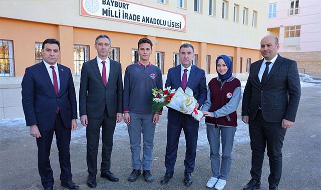 Bayburt'ta gençlerin geleceğine yön veren söyleşi: “Bağımlı Olsaydım, Vali Olamazdım”