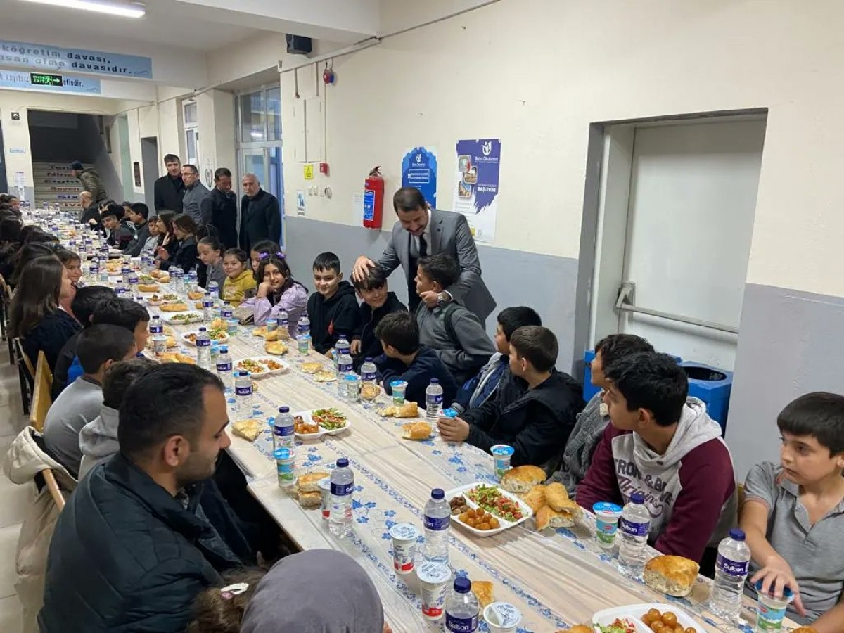 İmam hatip öğrencileriyle iftar;