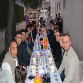 Askerlerin iftar sofrasına misafir oldu