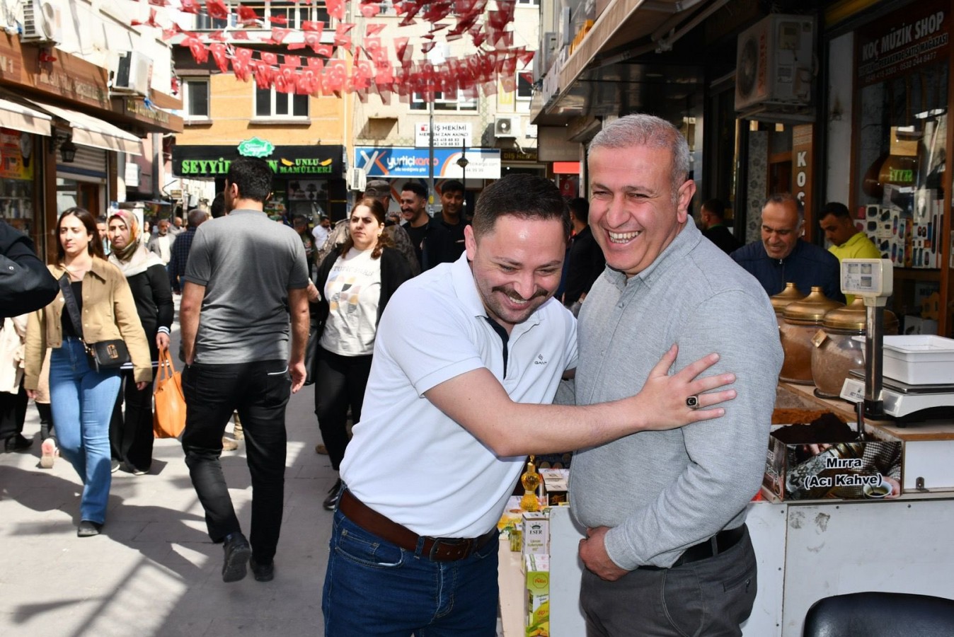 Esnafla sıcak bayramlaşma;