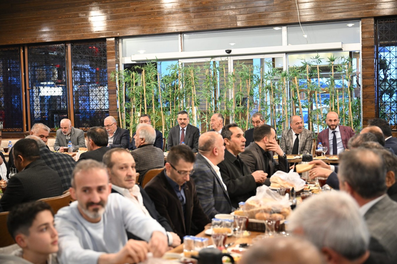 Esnafın iftar sofrasına misafir oldu;