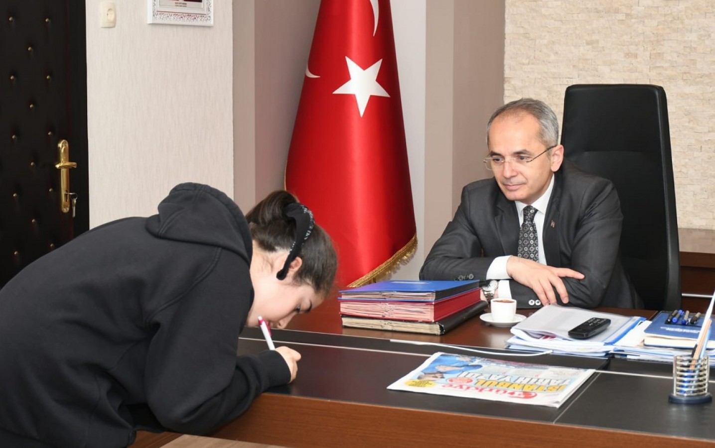 Yazdığı kitabı kaymakam için imzaladı