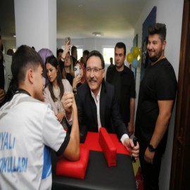Vali Çiçek, sporcularla bilek güreşi yaptı