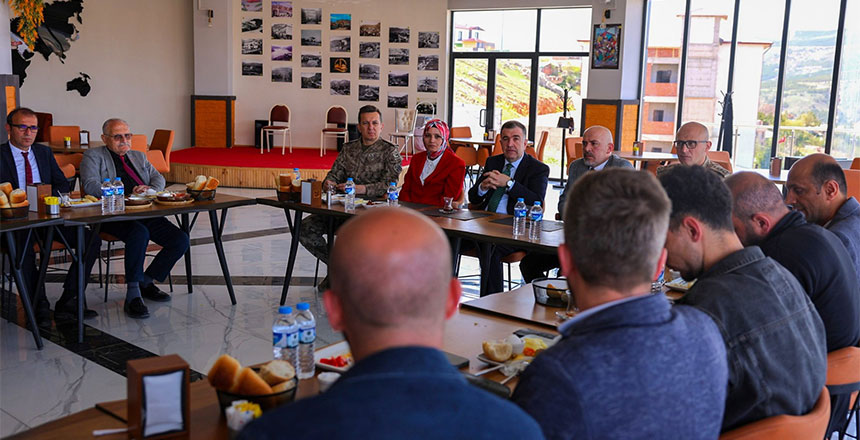 Vali Eldivan, yerel basınla kahvaltıda buluştu: Sizlere destek vermeye devam edeceğiz;