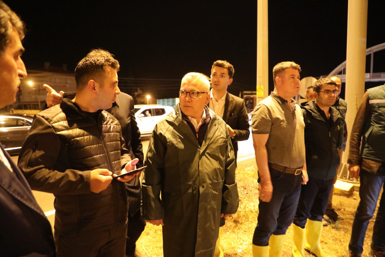 Gece sel bölgesine giden Vali: Vatandaş mağdur edilmeyecek;