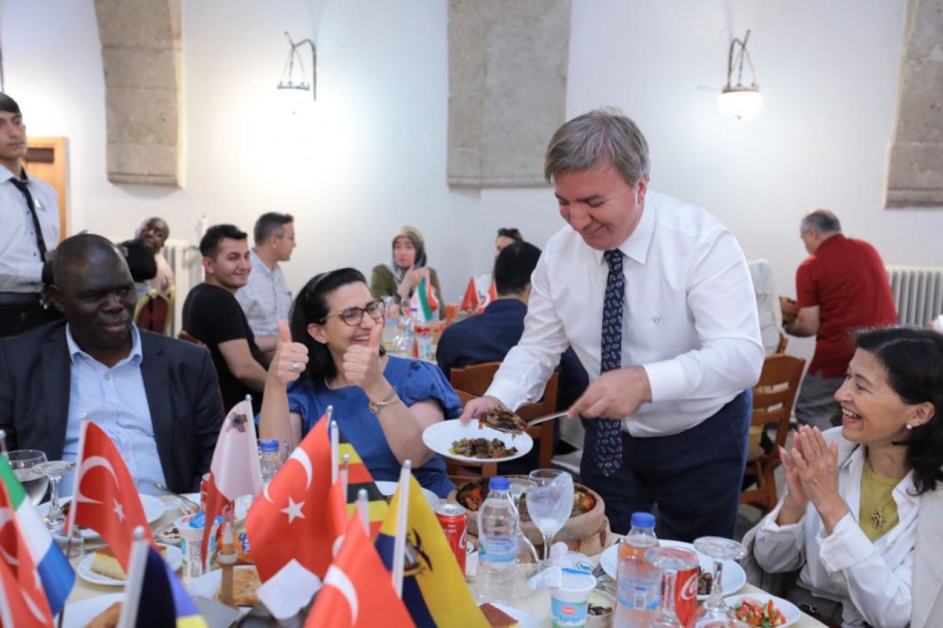 Vali Aydoğdu büyükelçilere elleriyle Gelveri Tavası servis etti