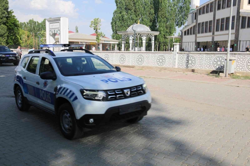 Vali polis aracını sürüp kortej yaptı;
