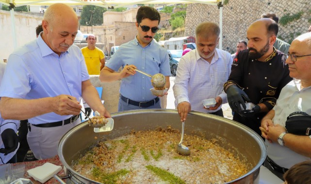 Pazar esnafına aşure dağıttı